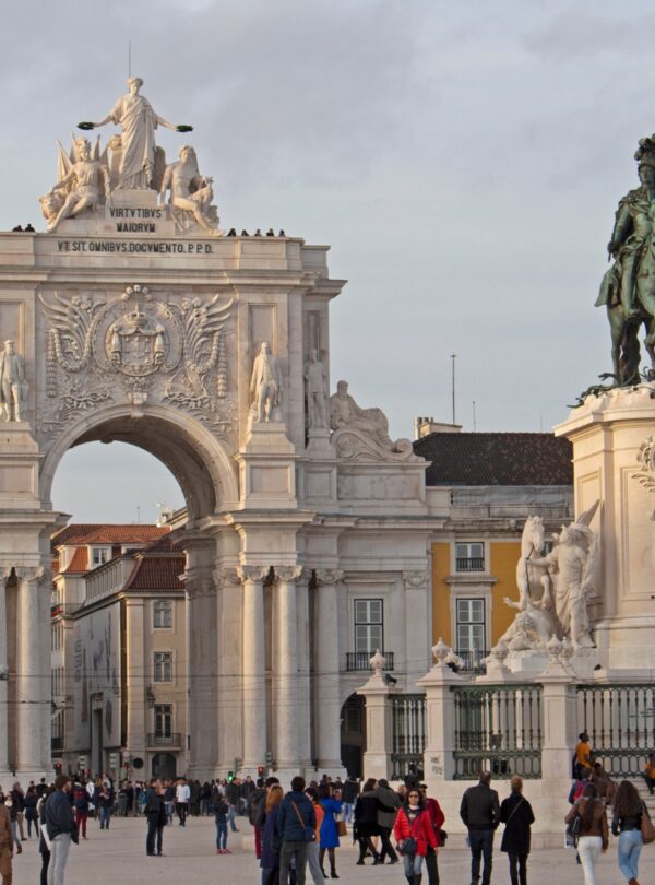 Lisbon city skyline with red rooftops and the Tagus River – Discover Portugal's History and Live the Legend! | PORTUGALTRIPGUIDES