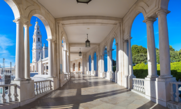 Sanctuary of Fátima with the Basilica and pilgrims – Discover Portugal's History and Live the Legend! | PORTUGALTRIPGUIDES