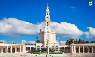 Sanctuary of Fátima with the Basilica and pilgrims – Discover Portugal's History and Live the Legend! | PORTUGALTRIPGUIDES