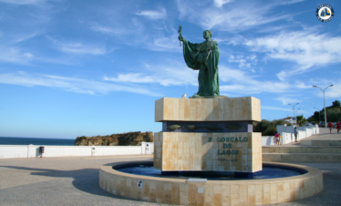 Cliffs, beaches, and historic town of Lagos in the Algarve – Discover Portugal's History and Live the Legend! | PORTUGALTRIPGUIDES