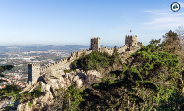 Ancient Moorish Castle in Sintra offering panoramic views of the mountains and Atlantic Ocean – Explore with PORTUGALTRIPGUIDES