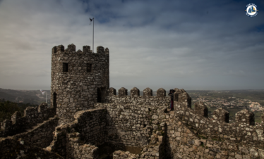 Ancient Moorish Castle in Sintra offering panoramic views of the mountains and Atlantic Ocean – Explore with PORTUGALTRIPGUIDES