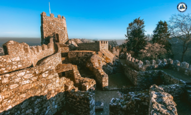 Ancient Moorish Castle in Sintra offering panoramic views of the mountains and Atlantic Ocean – Explore with PORTUGALTRIPGUIDES